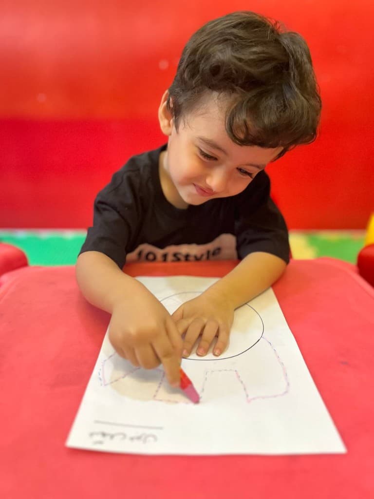 نقاشی روی میز